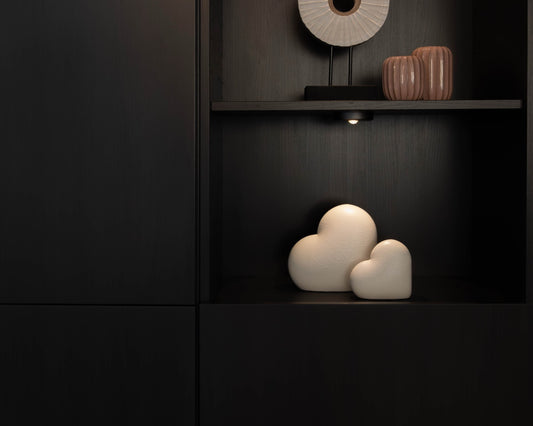 twee hartjes urnen in een kast