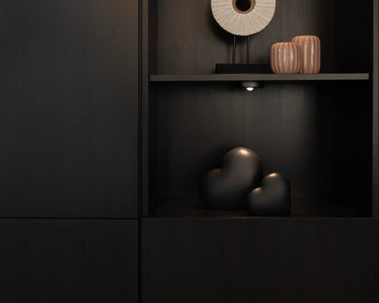 twee hartjes urnen in een kast