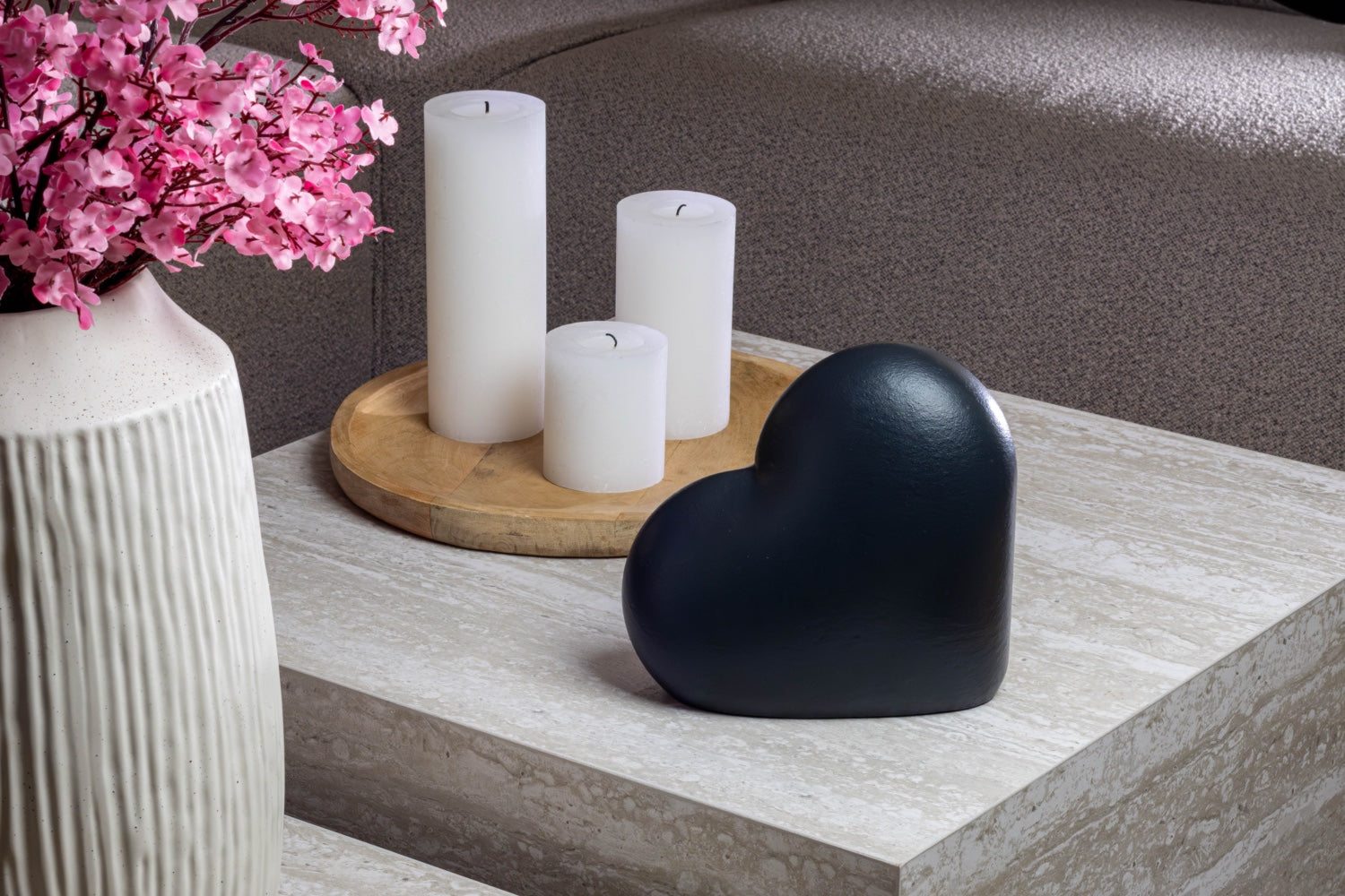 een hartje urn op een salontafel