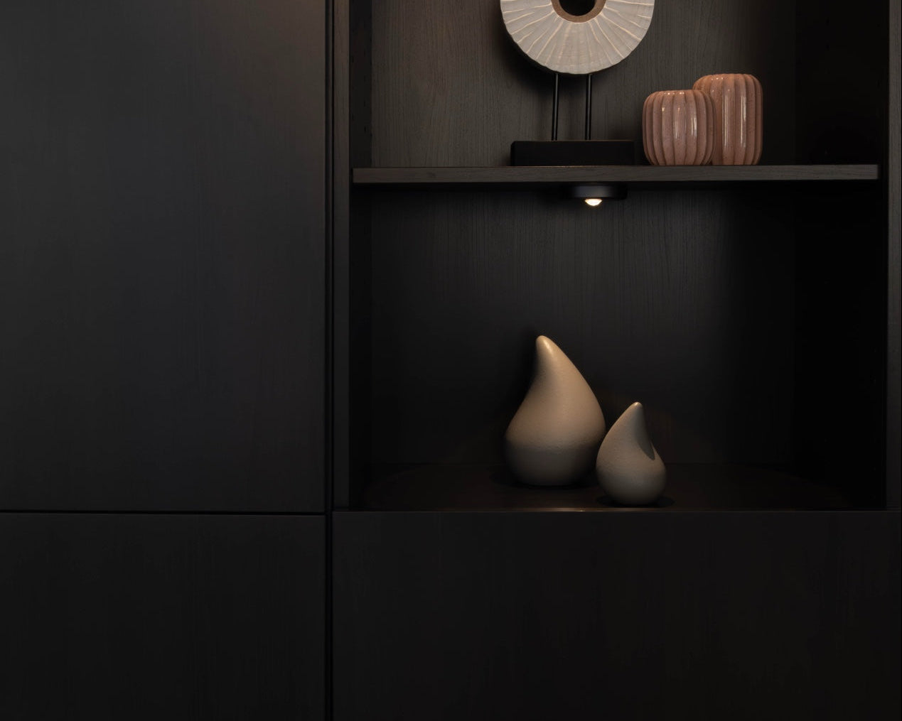 twee traan urnen in een kast