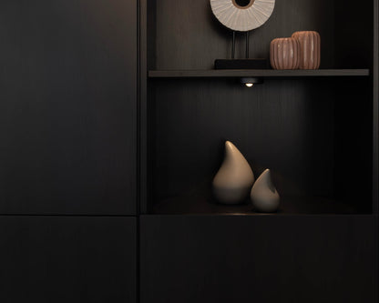 twee traan urnen in een kast