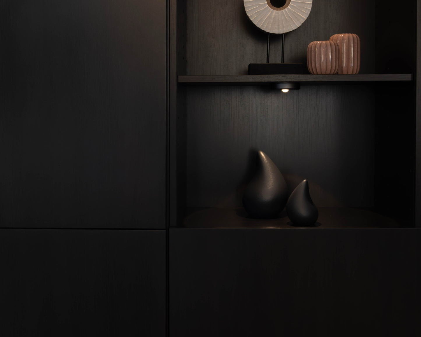 twee traan urnen in een kast