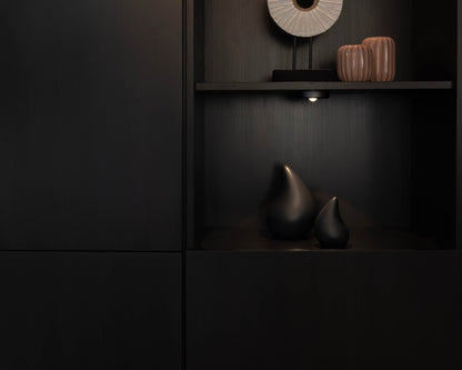 twee traan urnen in een kast