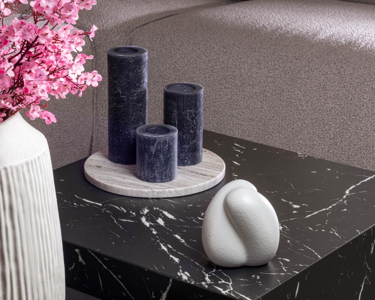 een knuffelvorm urn op een salontafel