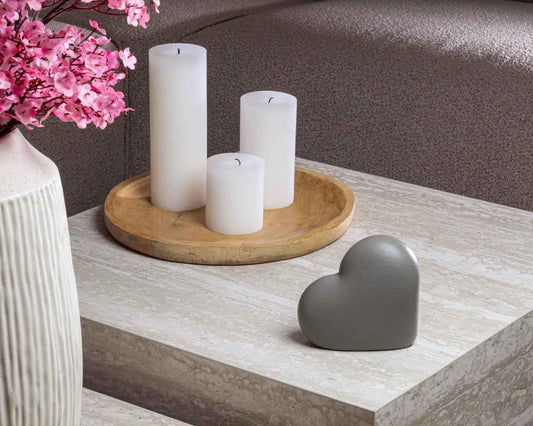 een hartje urn op een salontafel