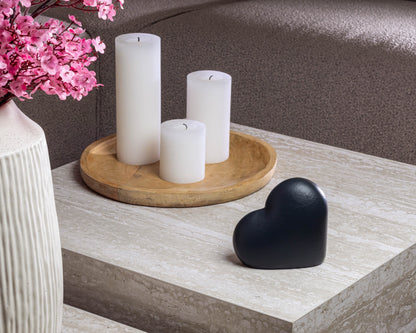 een hartje urn op een salontafel