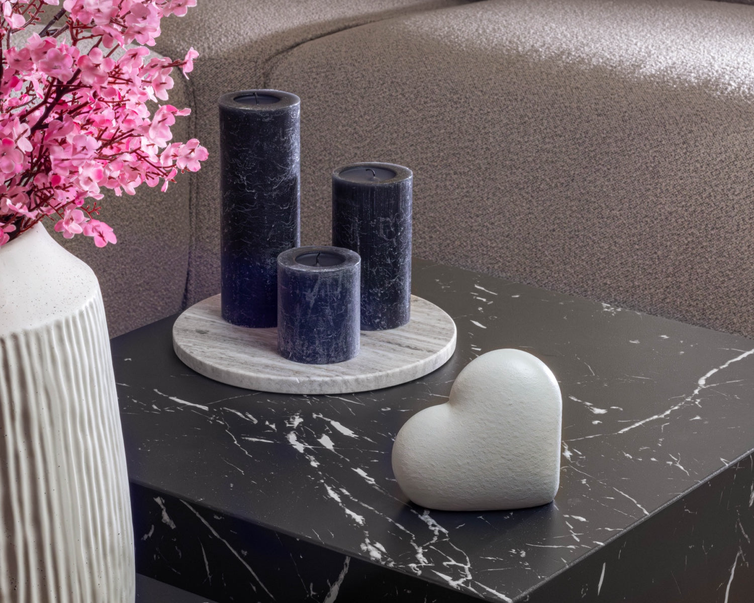 een hartje urn op een salontafel