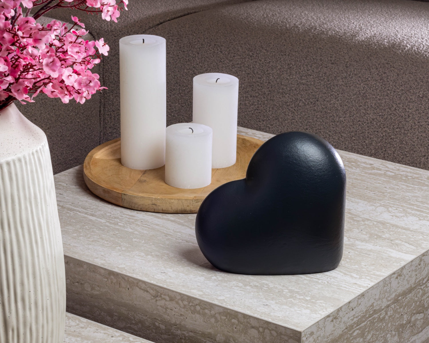 een hartje urn op een salontafel