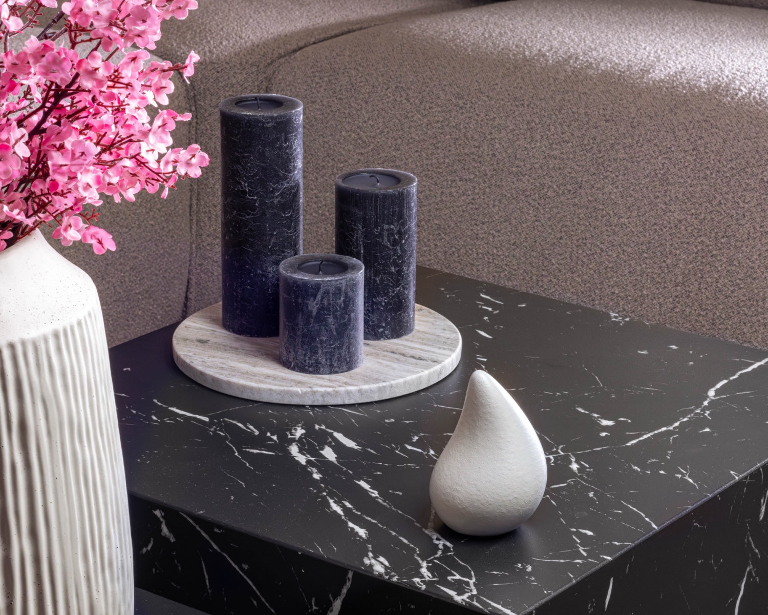 een traan urn op een salontafel