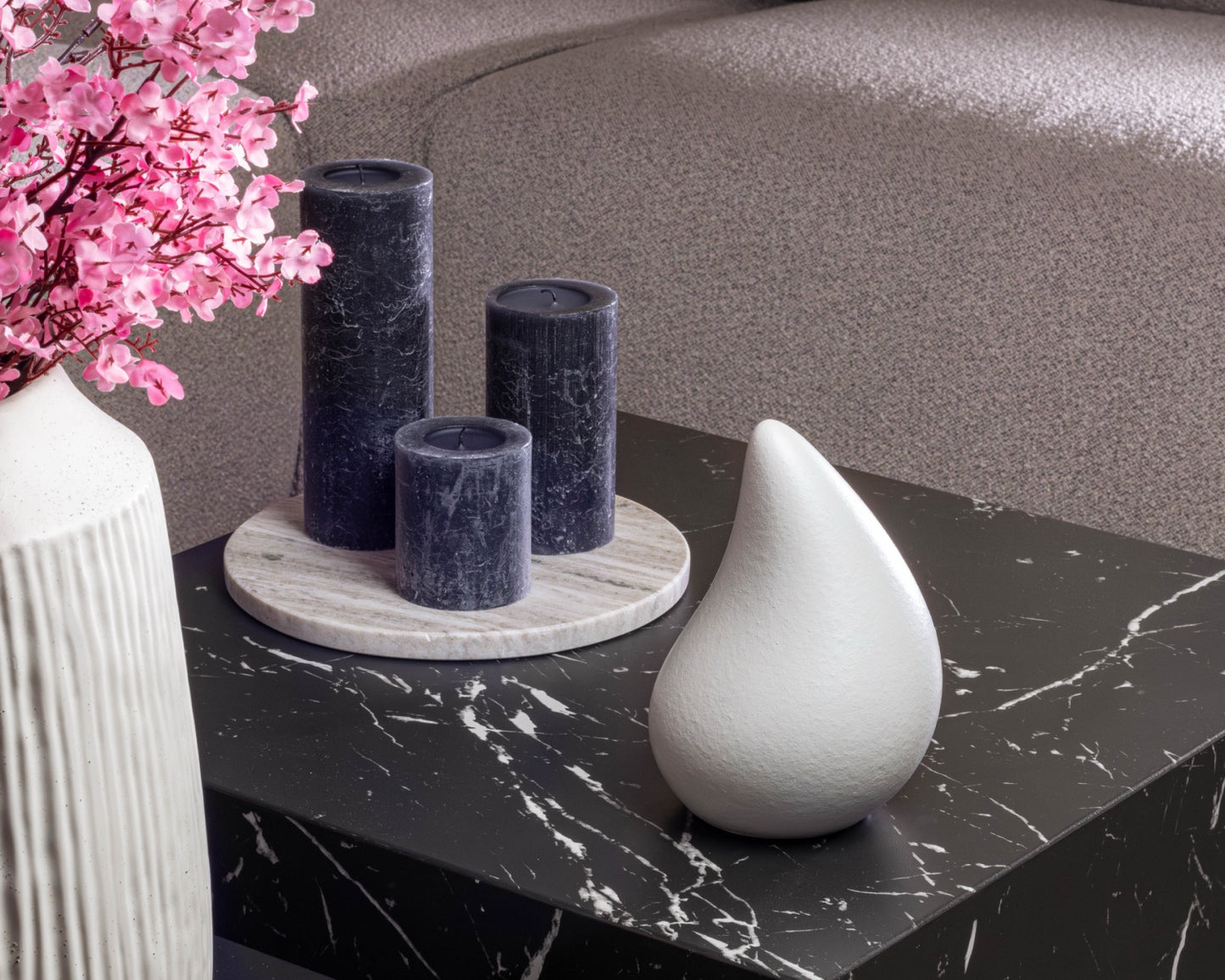 een traan urn op een salontafel