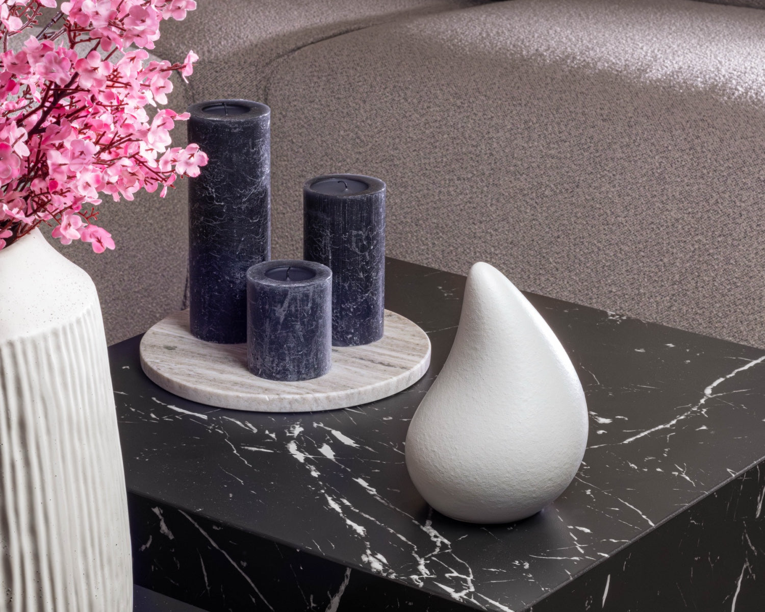 een traan urn op een salontafel