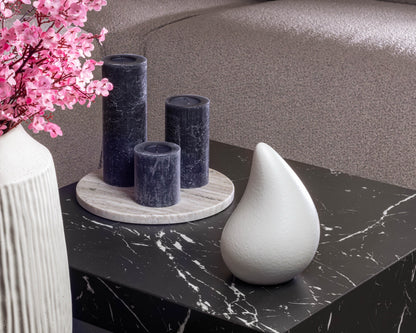 een traan urn op een salontafel